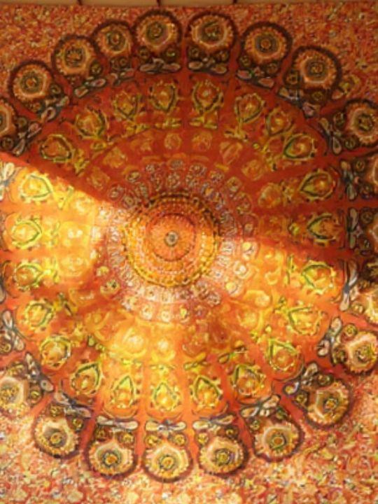 Main ouvrant un coffret rempli de textures, couleurs et détails raffinés